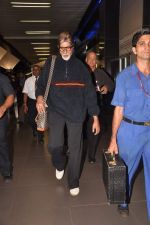 Amitabh Bachchan snapped with designer sling  in International Airport, Mumbai on 30th Aug 2011 (3).JPG